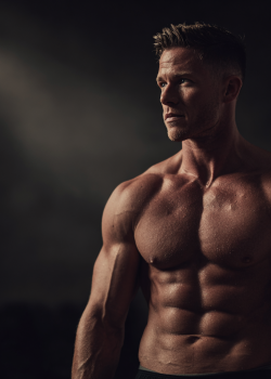 u9978515625_Athletic_muscular_trainer_or_client_in_a_modern_g_80fcb263-4e59-45d7-bfc7-922a15cb9a1f_0